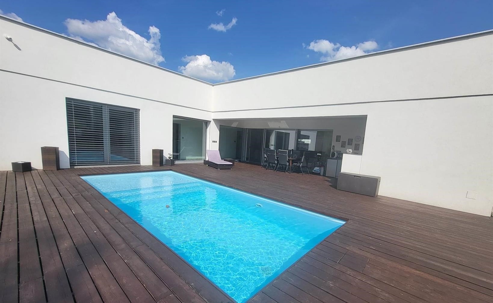 Bazén s brouzdalištěm a světle modrou folií Alkopran,dřevená terasa