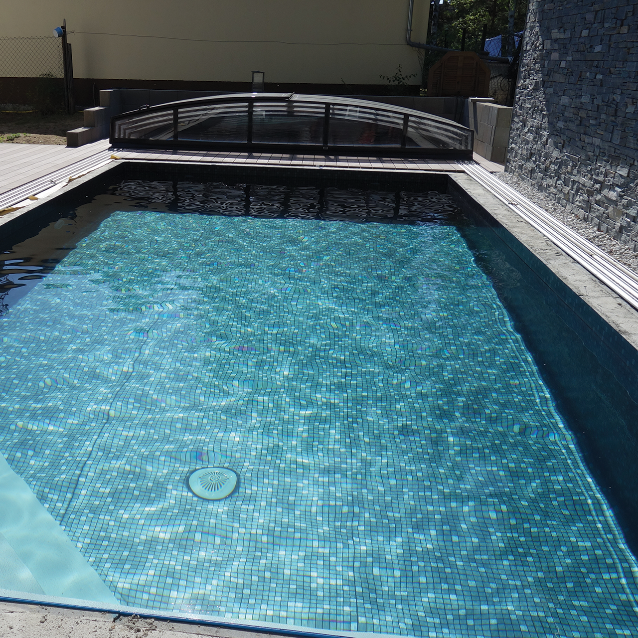 Bazén s folií Elbe pearl a nízkým zastřešením